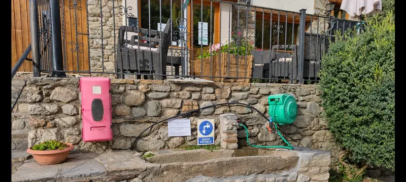 Borne d'eau potable avec tuyau enroulable pour réservoir de camping-car