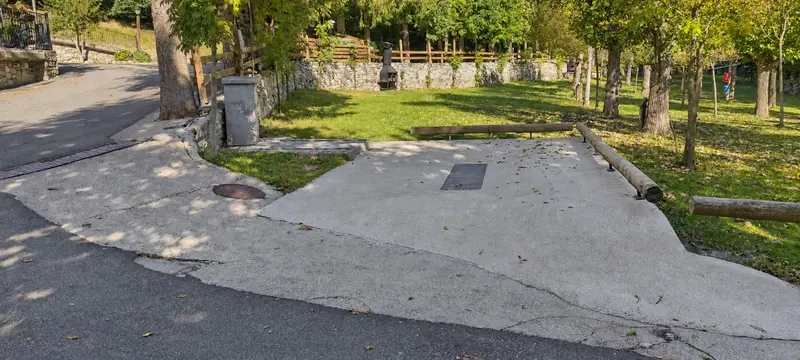 Plateforme pavée pour la vidange des eaux grises de camping-car à Espot
